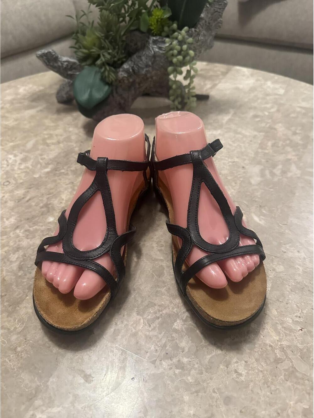 Naot Dorith sandals in black leather,